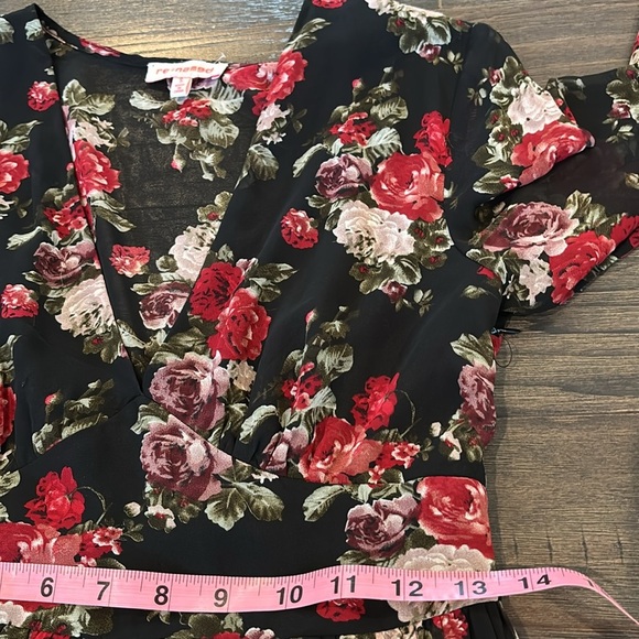 Re-Named Long Sleeve,Floral V-neck, lightweight,sheer, lined upper - Picture 11 of 15